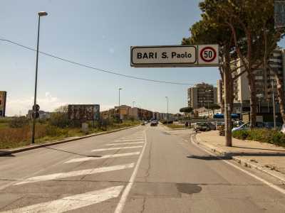...quartiere da sempre isolato dal resto della citt�, ma popolato da baresi che negli anni, tra mille difficolt�, sono riusciti comunque a fare �comunit��